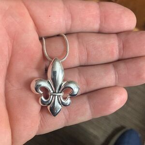 Chic Silver Fleur-de-Lis Pendant Necklace